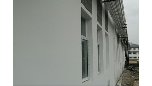 易高好膩子告訴您，外墻膩子灑水養(yǎng)護不可忽略！