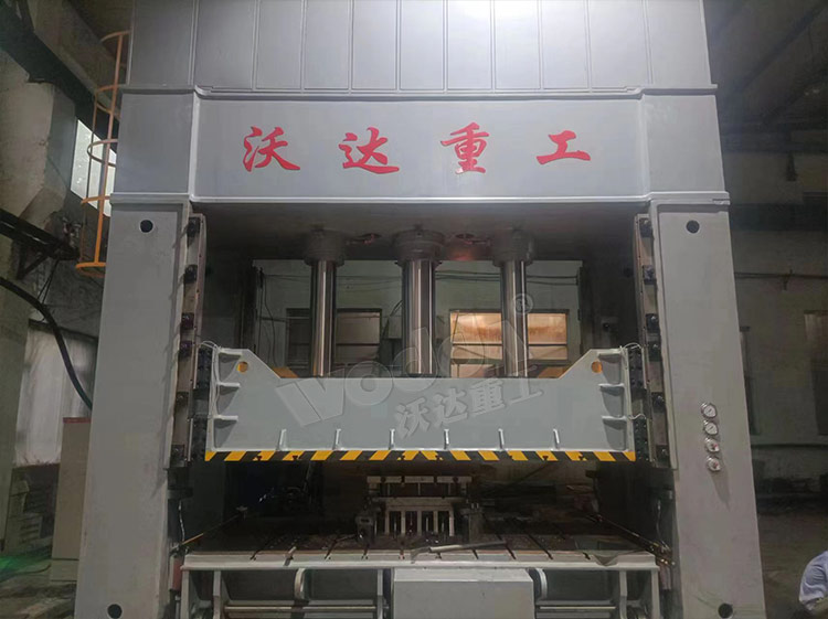 630噸汽車配件拉伸液壓機客戶現(xiàn)場