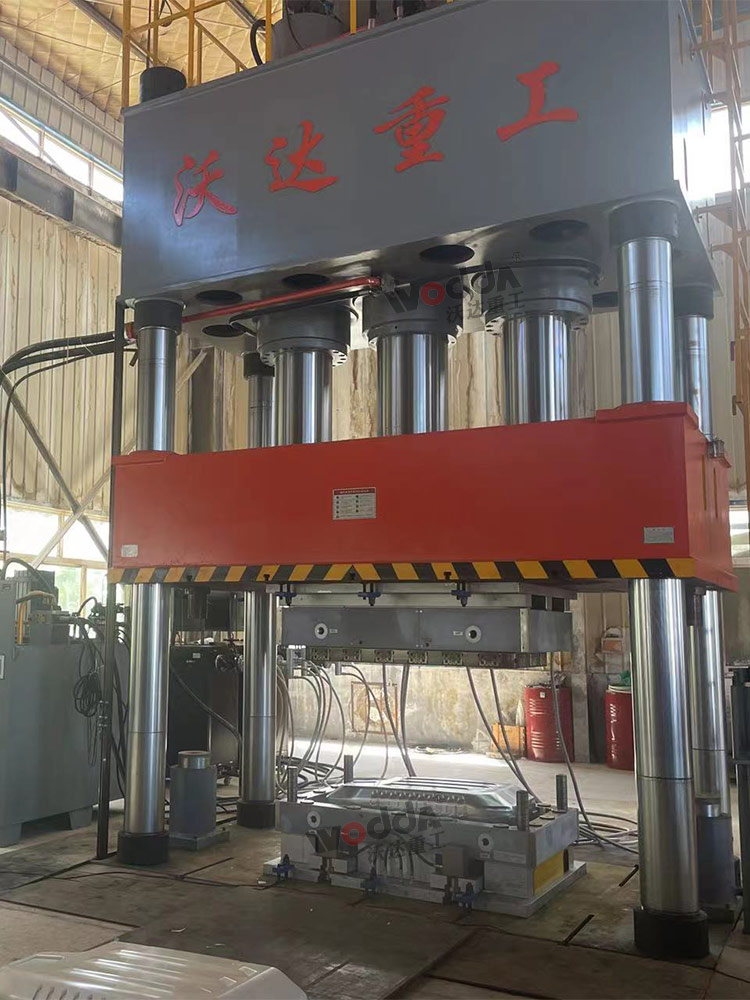 1500噸汽車(chē)配件成型液壓機(jī)客戶(hù)現(xiàn)場(chǎng)