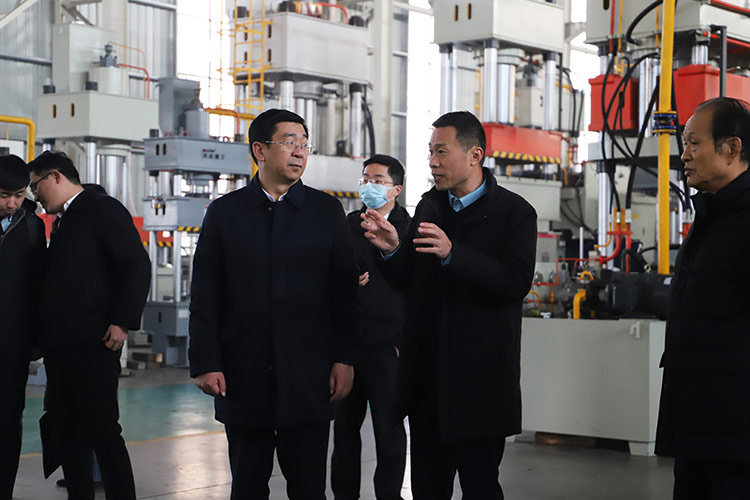 徐州市委常委、經(jīng)開區(qū)黨工委書記張克一行觀看車間