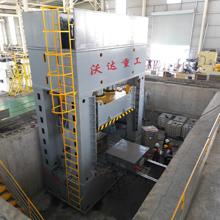2000噸框架式復(fù)合材料液壓機(jī)車(chē)間實(shí)物