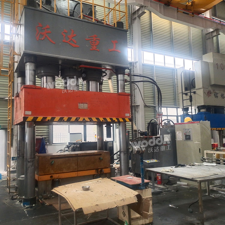1500噸四柱液壓機(jī)現(xiàn)場
