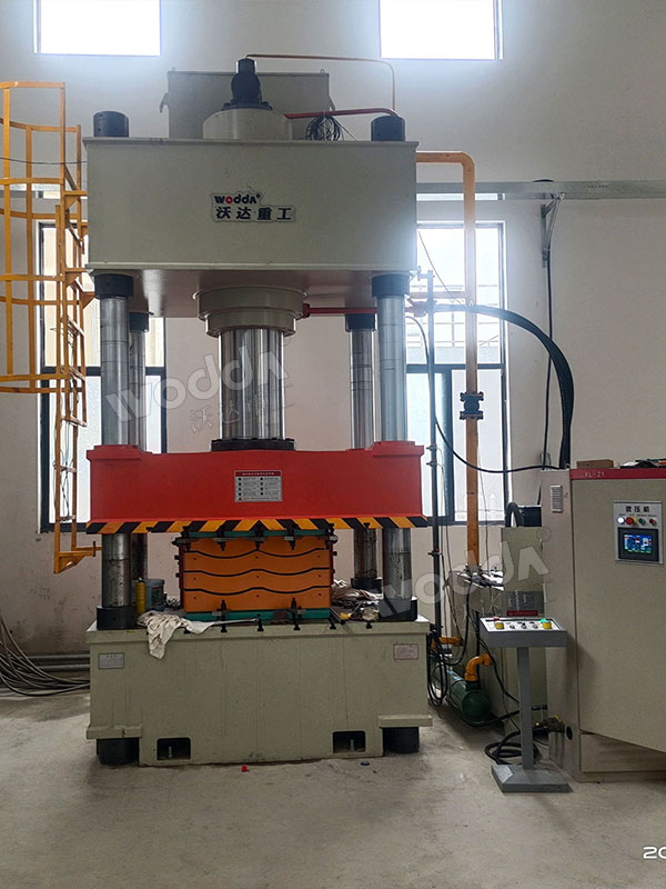 PE防彈插板液壓機現(xiàn)場.jpg