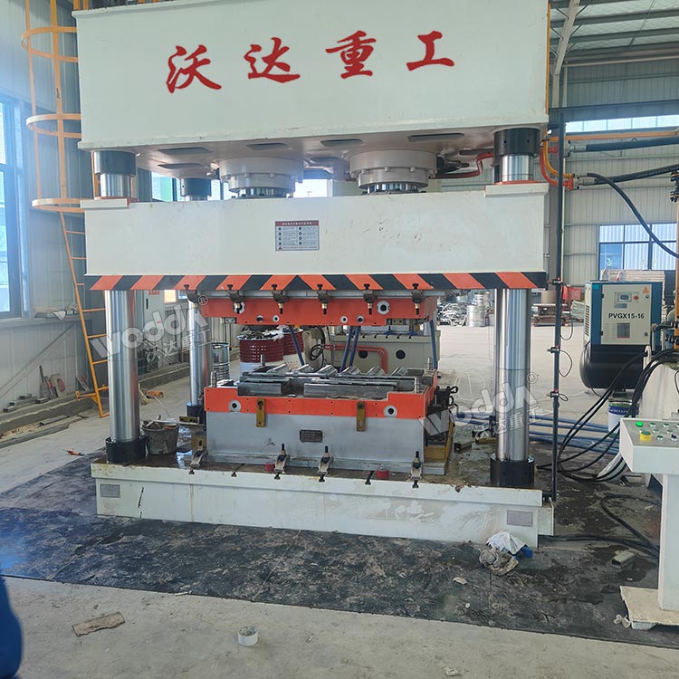 630噸樹脂仿古瓦成型液壓機(jī).jpg