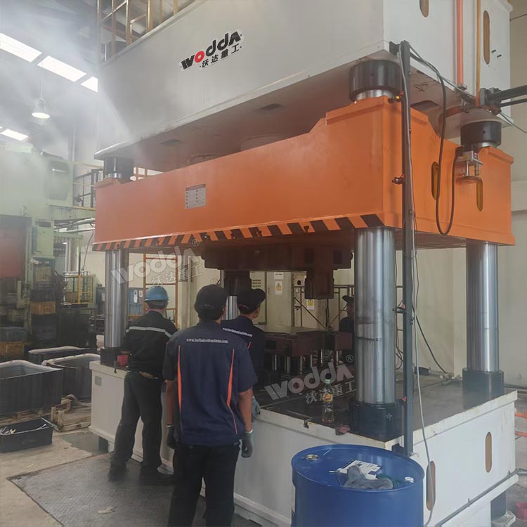 1000噸汽車變速箱油底殼拉伸液壓機(jī)試機(jī).jpg